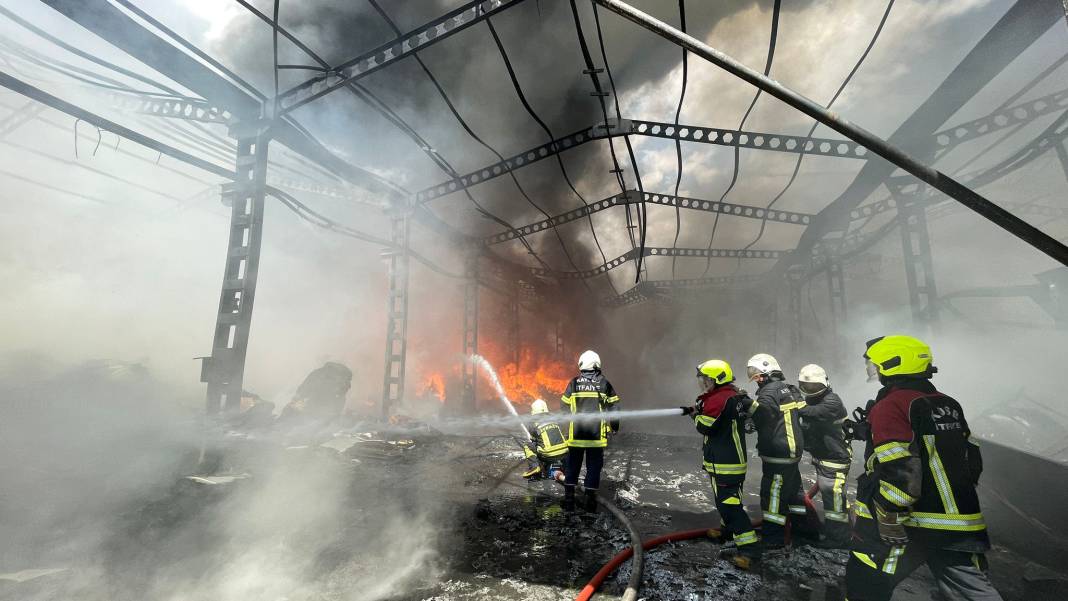 Kayseri'de sünger fabrikasında büyük yangın: Bir saatte kontrol altına alındı 7